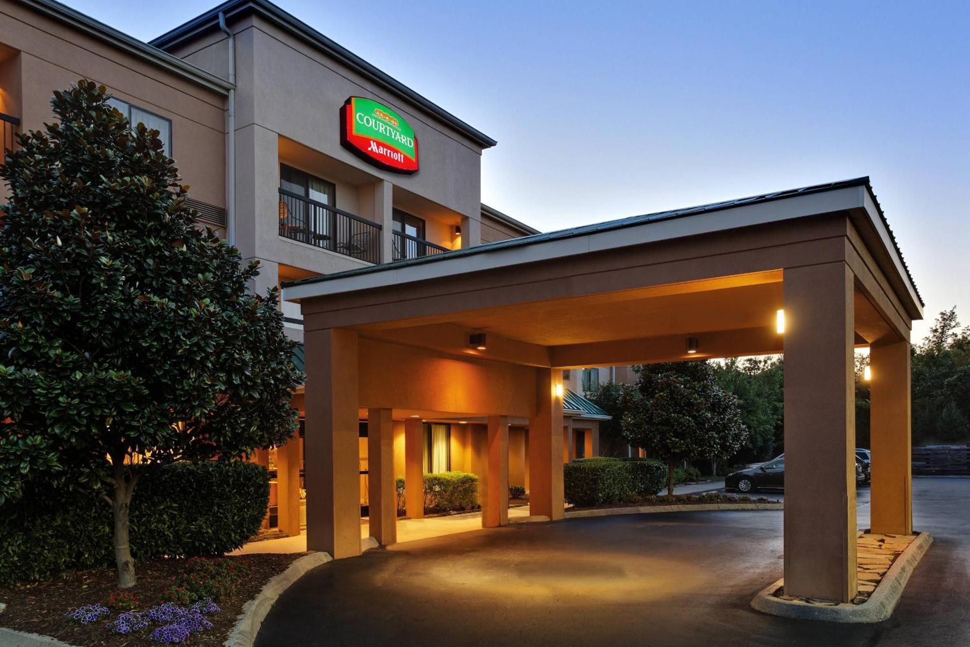 คอร์ตยาร์ด น็อกซ์วิลล์ ซีดาร์บลัฟ Hotel ภายนอก รูปภาพ