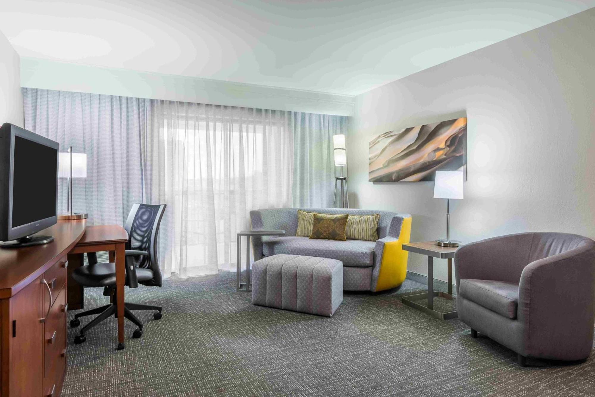 คอร์ตยาร์ด น็อกซ์วิลล์ ซีดาร์บลัฟ Hotel ภายนอก รูปภาพ
