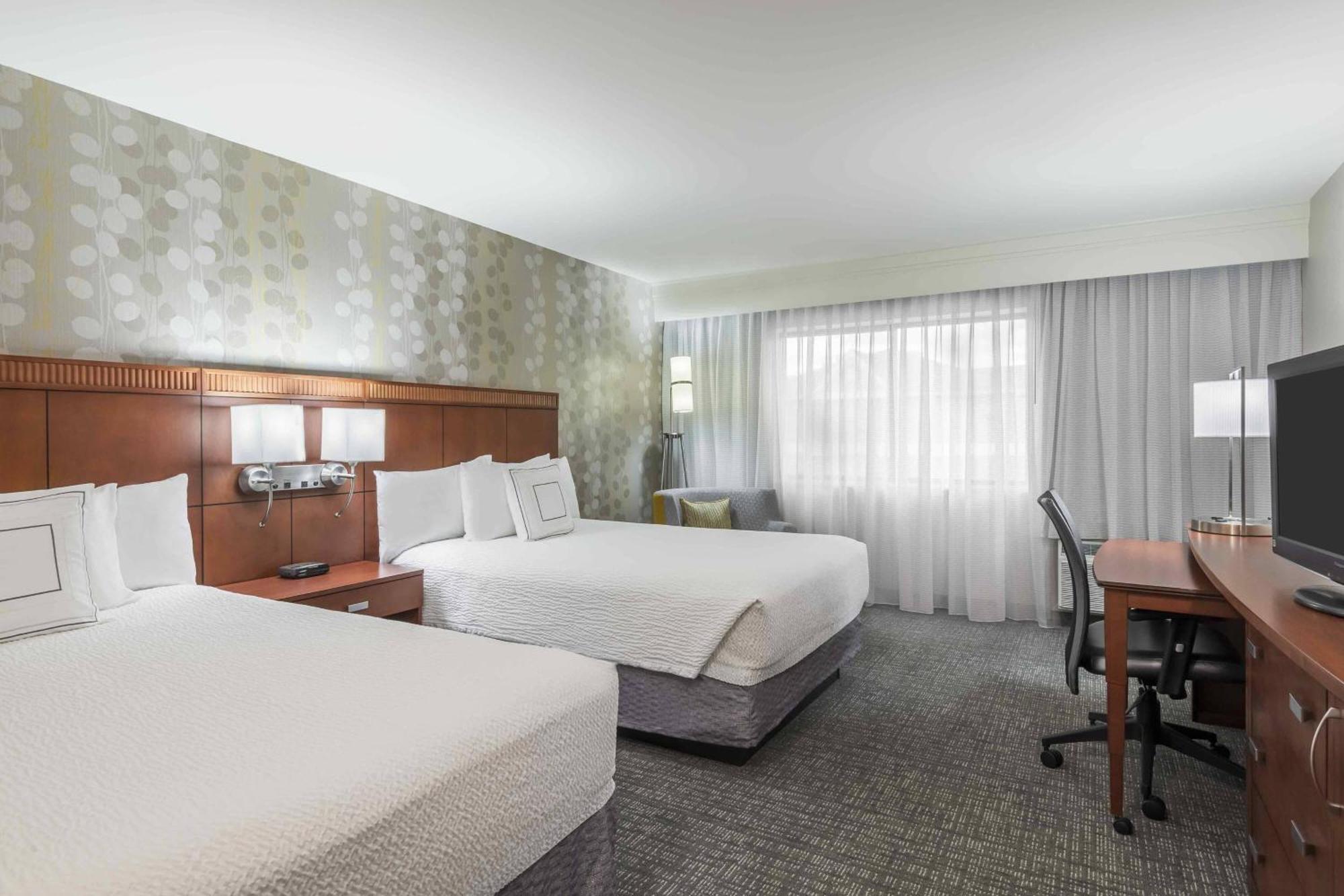 คอร์ตยาร์ด น็อกซ์วิลล์ ซีดาร์บลัฟ Hotel ภายนอก รูปภาพ